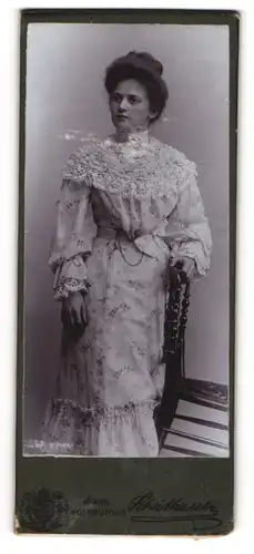 Fotografie Scheithauer, unbekannter Ort, Portrait junge Dame im geblümten Kleid an Stuhl gelehnt