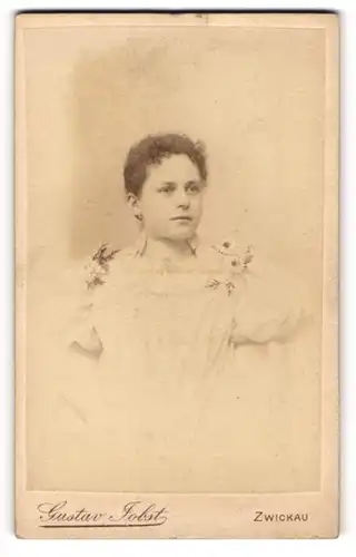 Fotografie Gustav Jobst, Zwickau, Portrait junge Dame im hübschen Kleid mit Puffärmeln