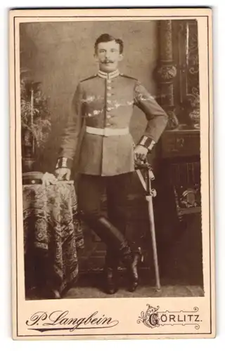 Fotografie P. Langbein, Görlitz, Portrait Soldat in Uniform mit Degen