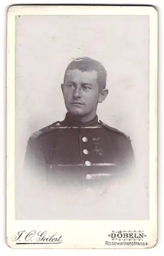 Fotografie J. O. Geilert, Döbeln, Portrait Soldat in Uniform