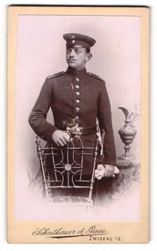 Fotografie Scheithauer & Giese, Zwickau i / S., Portrait Soldat in Uniform mit Schirmmütze und Handschuhen
