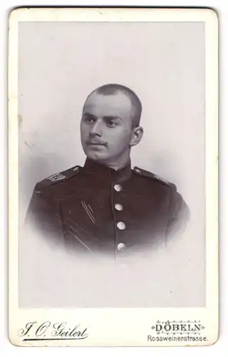 Fotografie J. O. Geilert, Döbeln, Portrait Soldat in Uniform mit Schulterstück