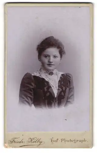 Fotografie Friedr. Kolby, Zwickau i / S., Portrait junge Dame im hübschen Kleid mit Kragenbrosche