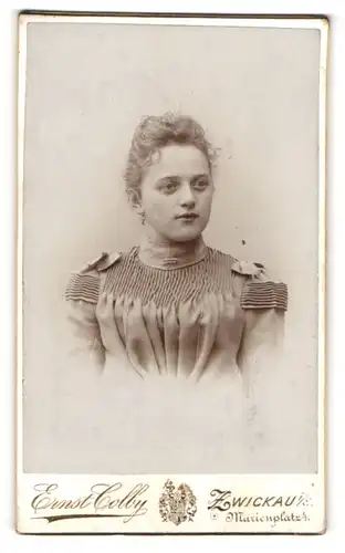 Fotografie Ernst Colby, Zwickau i / S., Portrait junge Dame im hübschen Kleid mit Schleifen