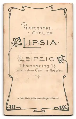 Fotografie Atelier Lipsia, Leipzig, Portrait sitzendes Kleinkind im weissen Hemd mit nackigen Füssen