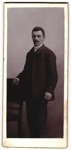 Fotografie F. Lammersen, Steinheim i. W., Mann mit Schnauzbart trägt Sonntagsanzug
