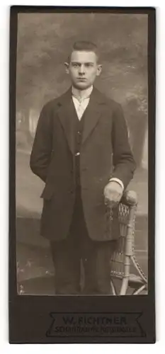 Fotografie W. Fichtner, Schandau, junger Mann im modischen Anzug