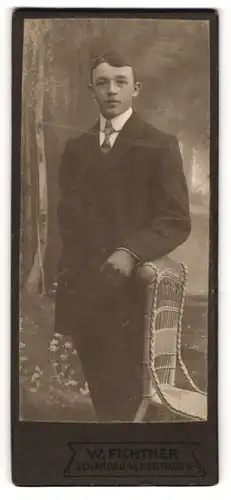 Fotografie W. Fichtner, Schandau, junger Mann im modischen Anzug