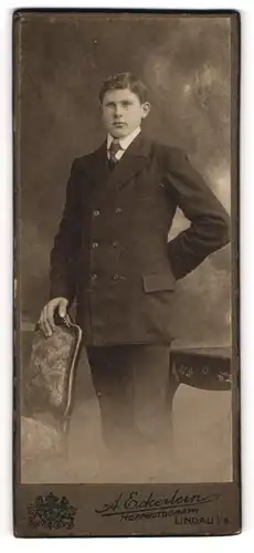 Fotografie A. Eckerlein, Lindau i. B., junger Mann trägt Anzug und Krawatte