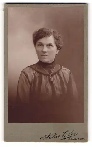 Fotografie Atelier Eder, Kempten, Portrait bildschöne Dame mit eleganter Halskette