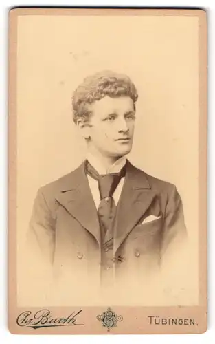 Fotografie Chr. Barth, Tübingen, Portrait blonder junger Mann mit lockigem Haar im Jackett