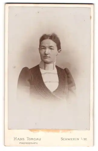 Fotografie Hans Torgau, Schwerin i. M., Portrait wunderschöne Dame in eleganter Bluse