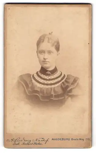 Fotografie A. Ludwig, Magdeburg, Portrait blonde junge Schönheit in elegant bestickter Bluse
