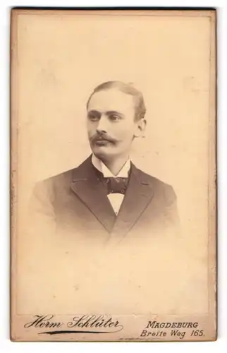Fotografie Herm. Schlüter, Magdeburg, Portrait elegant gekleideter Herr mit Schnäuzer