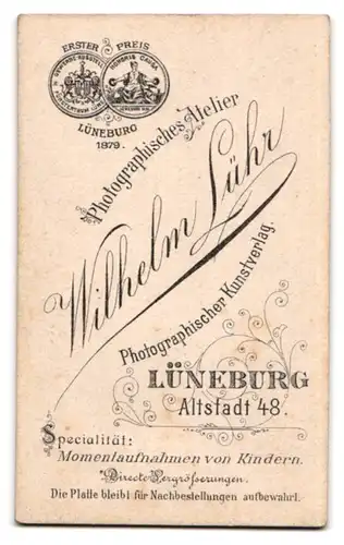 Fotografie Wilhelm Lühr, Lüneburg, Portrait niedliches Mädchen mit Brosche in bestickter Bluse