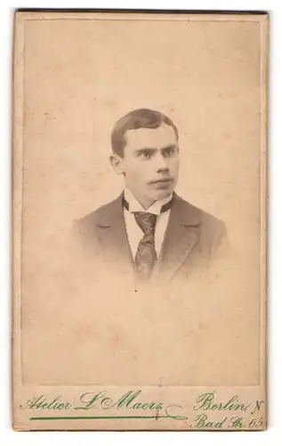 Fotografie L. Maerz, Berlin, Portrait dunkelhaariger junger Mann in Krawatte und Jackett