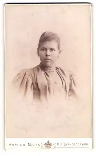 Fotografie Arthur Marx, München, Portrait blonde Schönheit in gerüschter Bluse