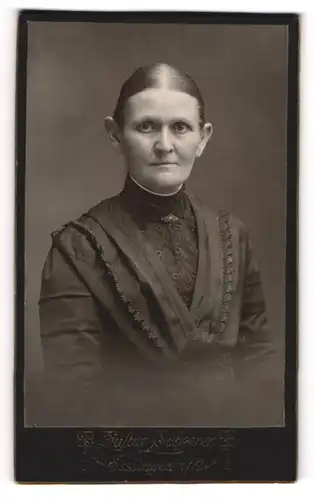 Fotografie Gustav Scheerer, Esslingen a/N, Portrait betagte Dame mit zusammengebundenem Haar