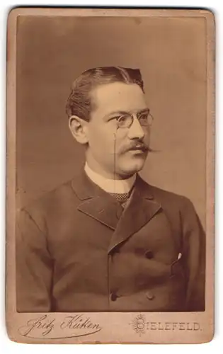 Fotografie Fritz Küken, Bielefeld, Portrait Herr mit Oberlippenbart und Zwicker