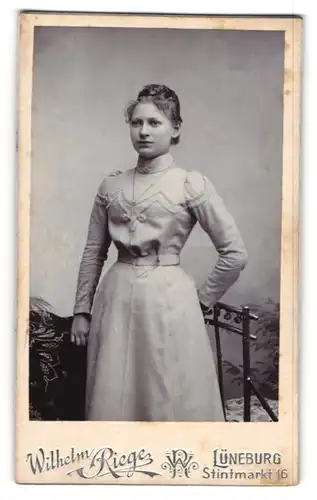 Fotografie Wilhelm Riege, Lüneburg, Portrait Fräulein in Kleid