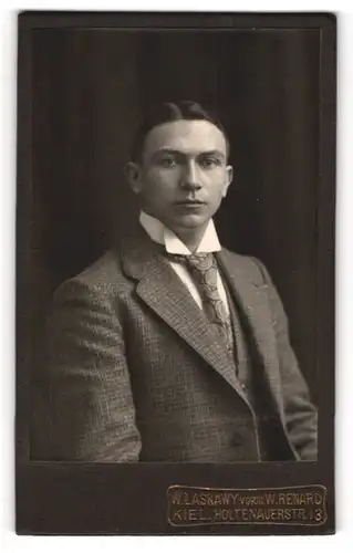 Fotografie W. Laskawy, Kiel, Portrait junger Herr in Anzug mit Krawatte