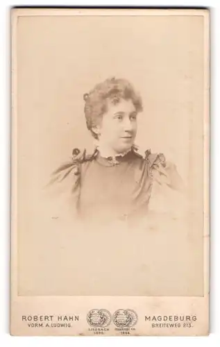 Fotografie Robert Hahn, Magdeburg, Portrait Dame mit zusammengebundenem Haar
