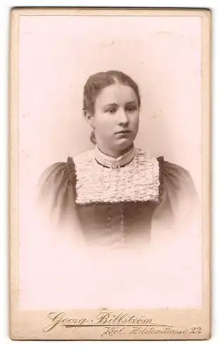 Fotografie Georg Billström, Kiel, Portrait Fräulein mit zusammengebundenem Haar