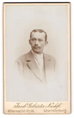 Fotografie Jacob Gebrüder Nachfl., Charlotttenburg, Portrait Herr mit Mittelscheitel und Oberlippenbart