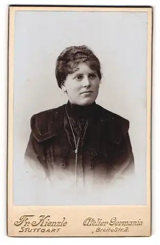 Fotografie Fr. Kienzle, Stuttgart, Portrait Dame mit zeitgenössischer Frisur