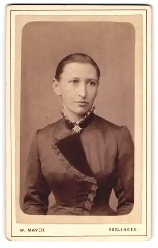 Fotografie W. Mayer, Esslingen, Portrait junge Frau mit zusammengebundenem Haar