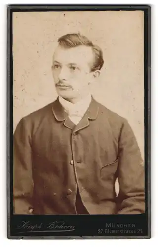 Fotografie Joseph Bscherer, München, Portrait junger Herr in Anzug