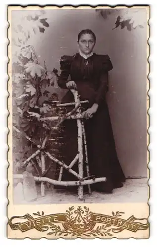 Fotografie unbekannter Fotograf und Ort, Portrait junge Frau in Kleid mit Kruzifix