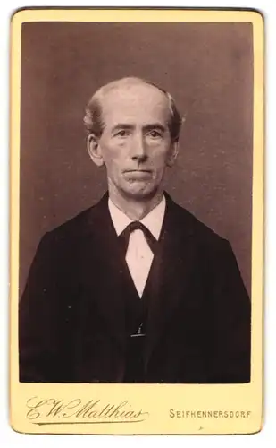 Fotografie E. W. Matthias, Seifhennersdorf, Portrait älterer Herr in Anzug