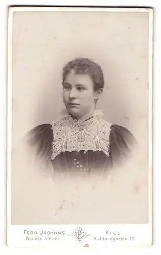 Fotografie Ferd. Urbahns, Kiel, Portrait junge Frau mit zusammengebundenem Haar