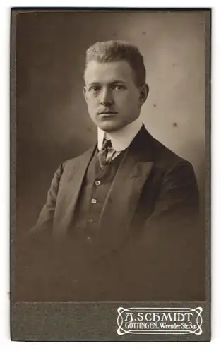 Fotografie A. Schmidt, Göttingen, Portrait junger Herr in Anzug mit Krawatte