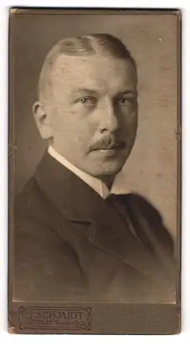 Fotografie A. Schmidt, Göttingen, Portrait Herr mit Oberlippenbart