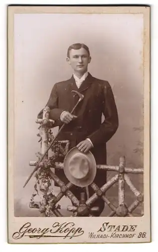 Fotografie Georg Kopp, Stade, Portrait junger Herr mit Stock und Hut