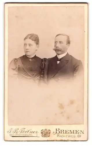 Fotografie J. B. Feilner, Bremen, Portrait Mann mit imposantem Schnauzbart und junge Frau