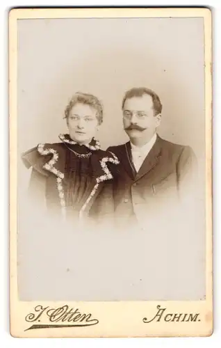 Fotografie J. Otten, Achim, Portrait Herr mit Schnauzbart und Brille und junge Dame