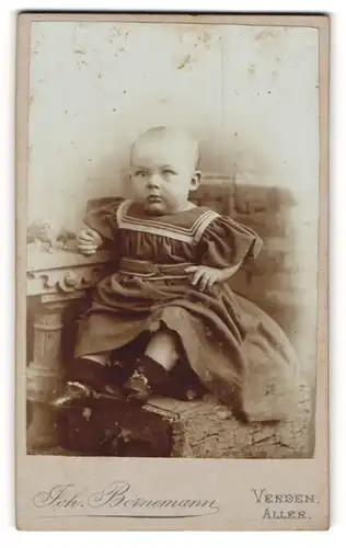 Fotografie Joh. Bornemann, Verden /Aller, Portrait Säugling in Kleid