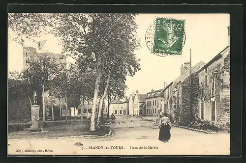 AK Blandy-les-Tours, Place de la Mairie, Strassenpartie