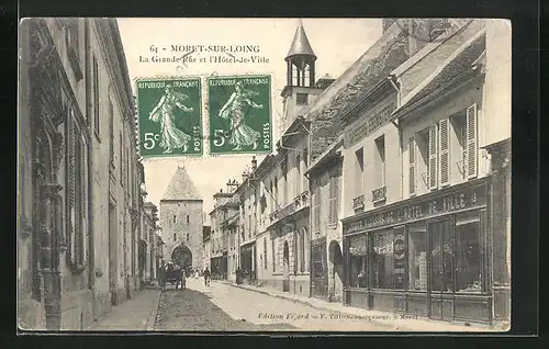 AK Moret-sur-Loing, La Grande Rue et l'Hôtel-de-Ville