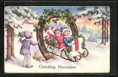 AK Kinderpaar mit Kalender fährt auf Schlitten durch Hufeisen, Kleeblätter, Neujahrsgruss