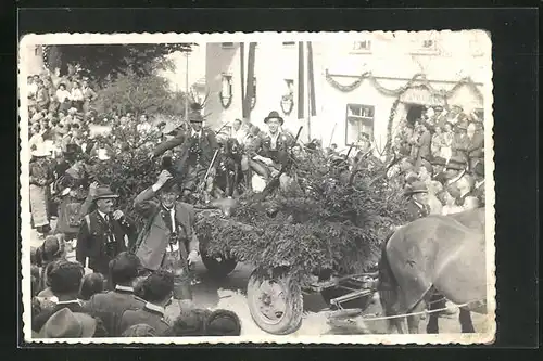 Foto-AK Linz, Wagen der Jäger im Festzug