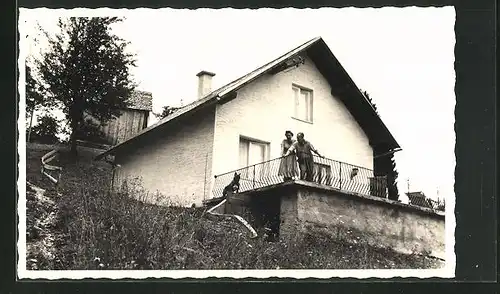Foto-AK Bad Ischl, Paar auf der Terrasse ihres Hauses
