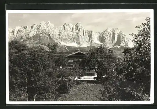 AK Going am Wilden Kaiser, Berghütte mit Blick auf das Gebirge
