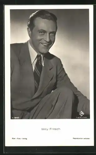 AK Schauspieler Willy Fritsch im Anzug in die Kamera lächelnd