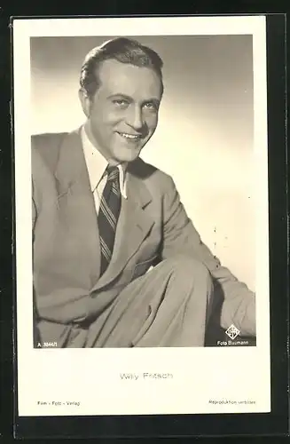 AK Schauspieler Willy Fritsch im Anzug in die Kamera lächelnd