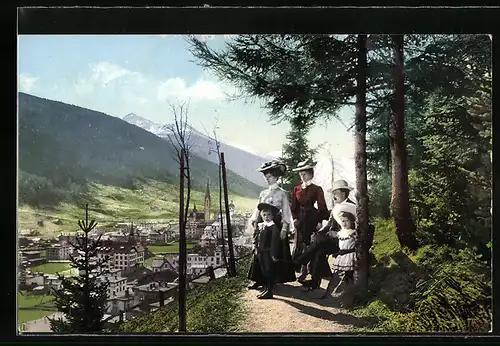 AK Davos, Ortsansicht, Familie auf einem Waldweg