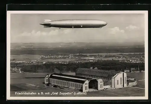 AK Friedrichshafen a. B., Ortsansicht mit Luftschiff Graf Zeppelin und Hallen